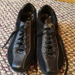 Taos black leather tie sneaker dress shoes 7